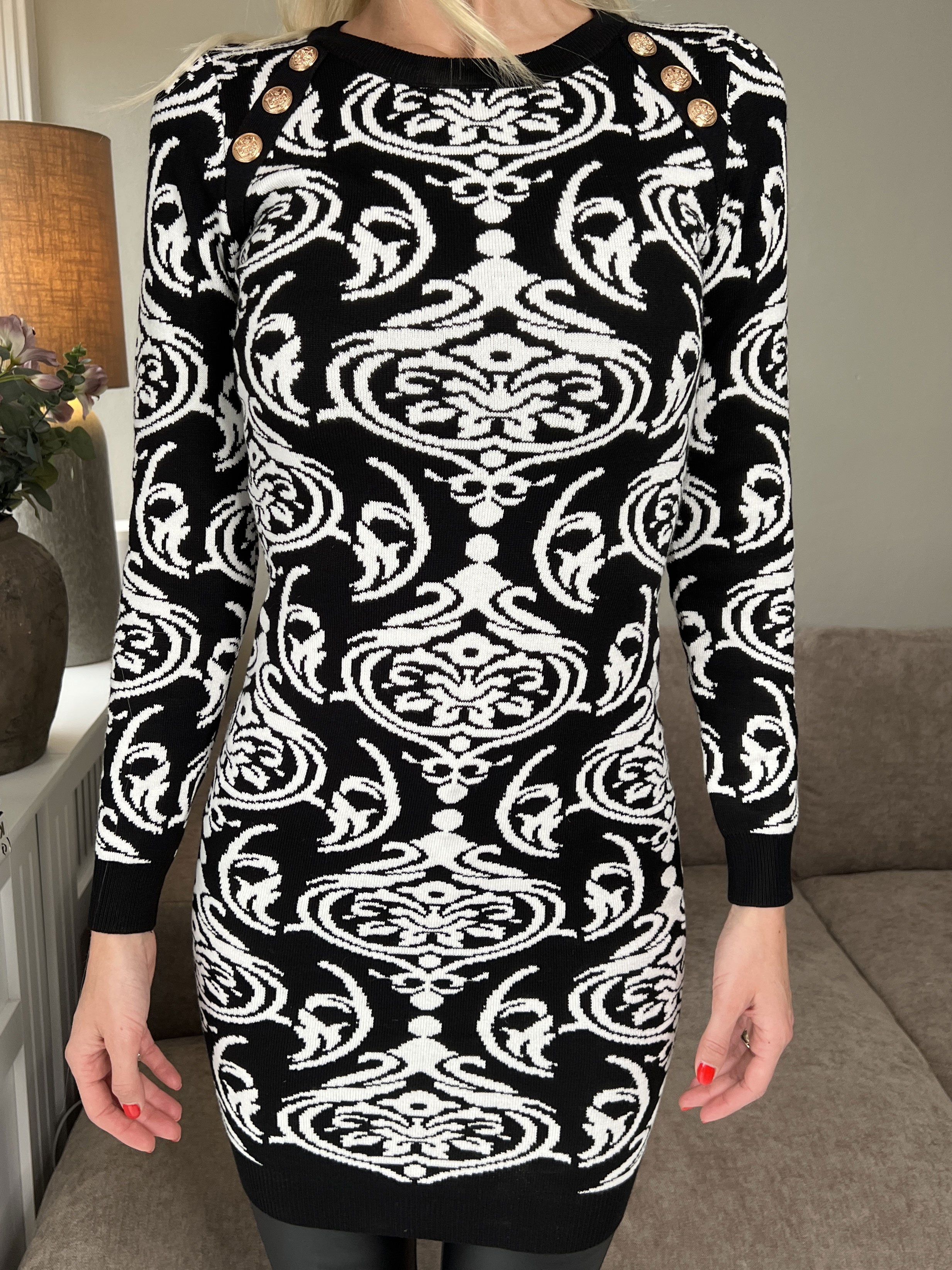 Lidia - Sort strikkjole med hvidt mønster og guldknapper